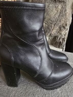 Vince Camuto Black Leather Platform Lug Sole Ankle Boots - Women's